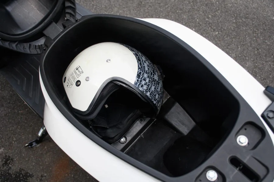 Người dùng cần cốp xe điện rộng để cất mũ bảo hiểm, túi xách và đồ dùng cá nhân