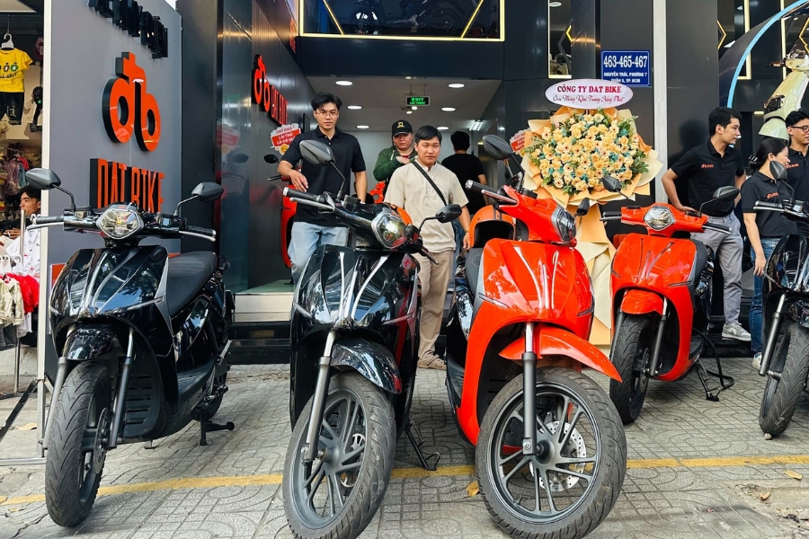 Hãy đến ngay cửa hàng Dat Bike gần nhất để trải nghiệm xe máy điện