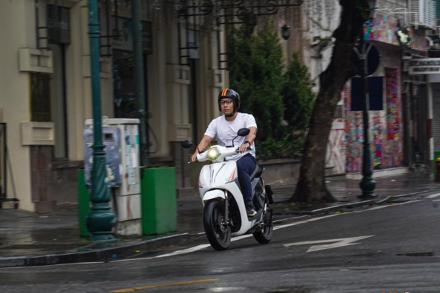 Xe máy điện là phương tiện chạy bằng pin, tiết kiệm năng lượng