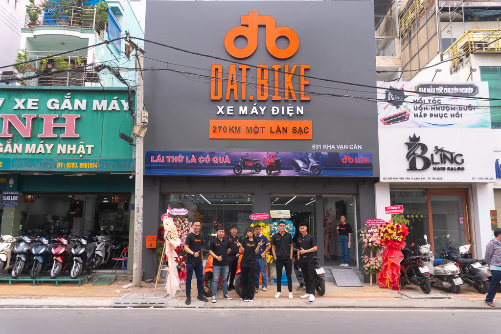Hình ảnh nhân viên Dat Bike cùng store Kha Vạn Cân