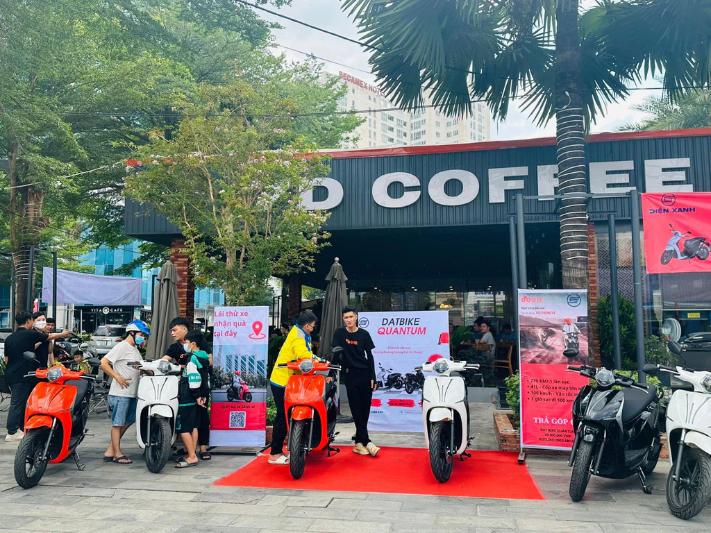 Khách hàng thoải mái trải nghiệm xe Dat Bike
