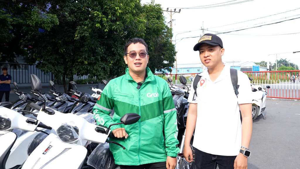 Khách hàng checkin cùng với xe máy điện Dat Bike