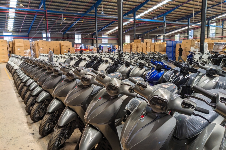 Xe máy điện Dat Bike có chống nước tốt giúp bạn yên tâm đi mưa