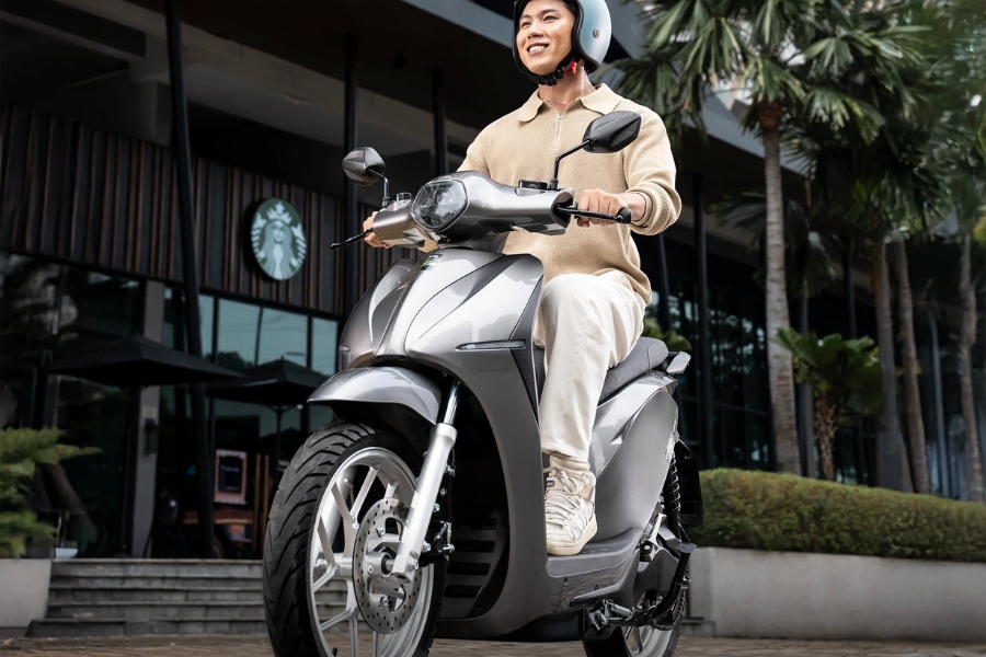 Giữ tốc độ thấp, tăng khoảng cách với xe phía trước và tránh phanh gấp