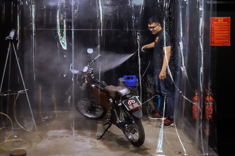 Đảm bảo xe đã nguội, tắt nguồn, tháo chìa khóa và che chắn kỹ pin