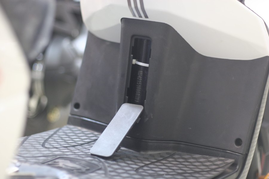 Dựa vào giấy tờ hoặc thông tin chính thức của hãng hoặc cục đăng kiểm để kiểm tra số khung xe máy điện