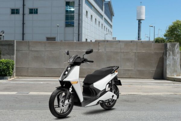 VinFast Theon S là xe máy điện cao cấp, mạnh mẽ, thiết kế hiện đại