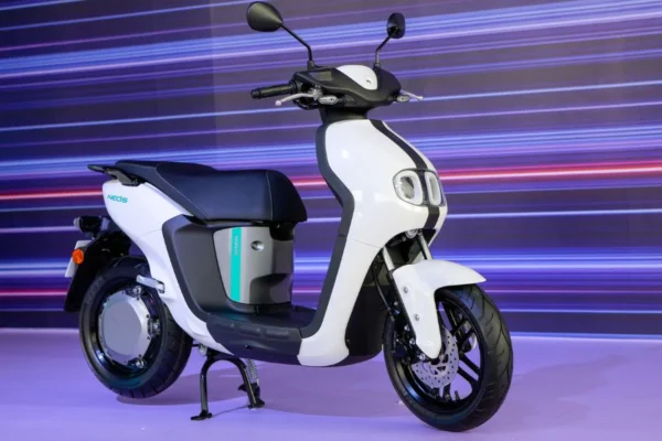 Yamaha Neo’s vận hành nhẹ nhàng với động cơ 2.300W, quãng đường 72 km