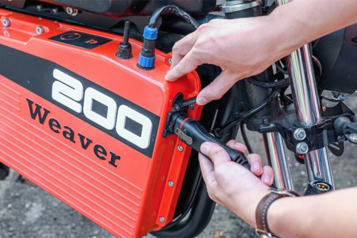 Sạc pin Dat Bike đúng cách bằng bộ sạc chính hãng, tránh để cạn kiệt