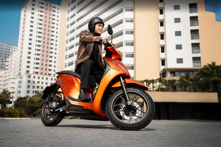Xe máy điện tốt có hiệu suất mạnh mẽ, pin bền, an toàn và thân thiện với môi trường