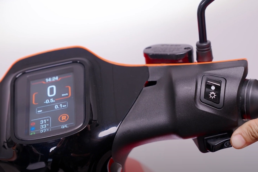 Giữ phanh trái và phải, nhấn nút chức năng 2 lần, rồi vặn ga nhẹ