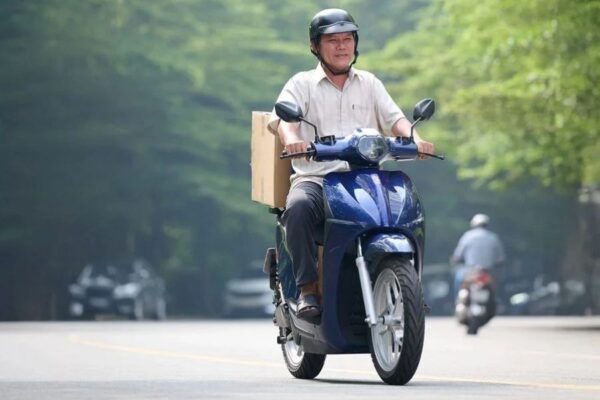 Sạc xe máy điện đúng cách và an toàn để tuổi thọ xe bền bỉ