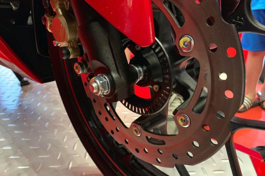 Cấu tạo của hệ thống phanh ABS gồm cảm biến tốc độ, bộ điều khiển ECU,...