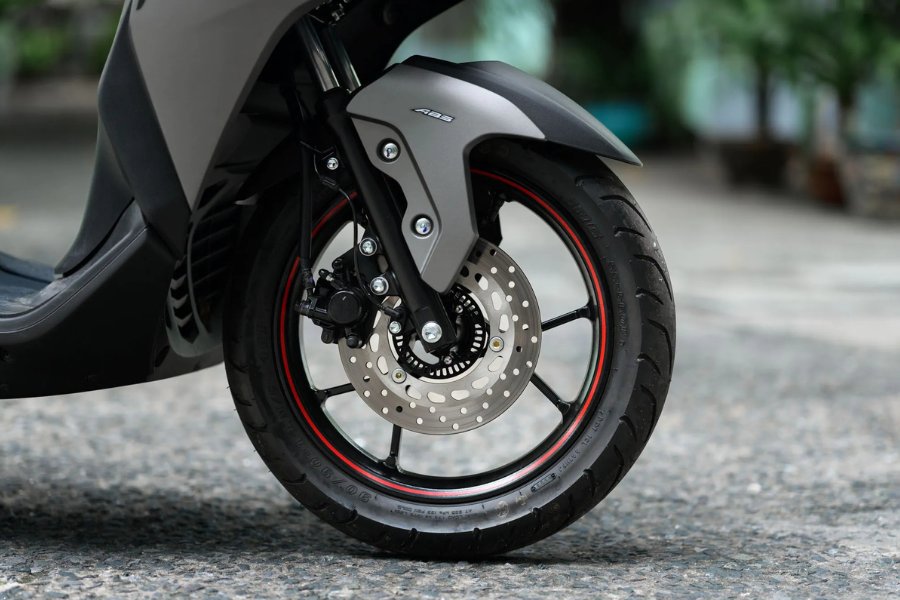 Ưu điểm của phanh ABS là giúp xe an toàn hơn khi phanh gấp