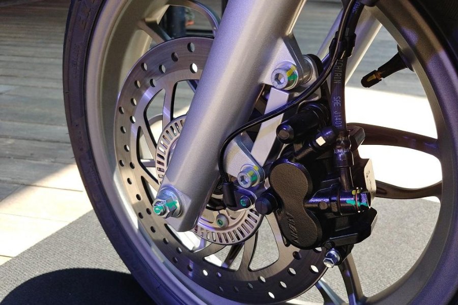 Hạn chế của phanh ABS là chi phí cao và hiệu quả phụ thuộc vào điều kiện đường