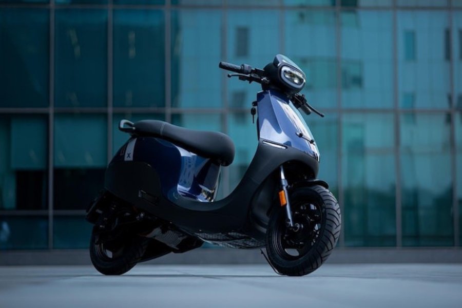 Hãy giữ chặt tay lái và phanh dứt khoát, không nhấp nhả liên tục