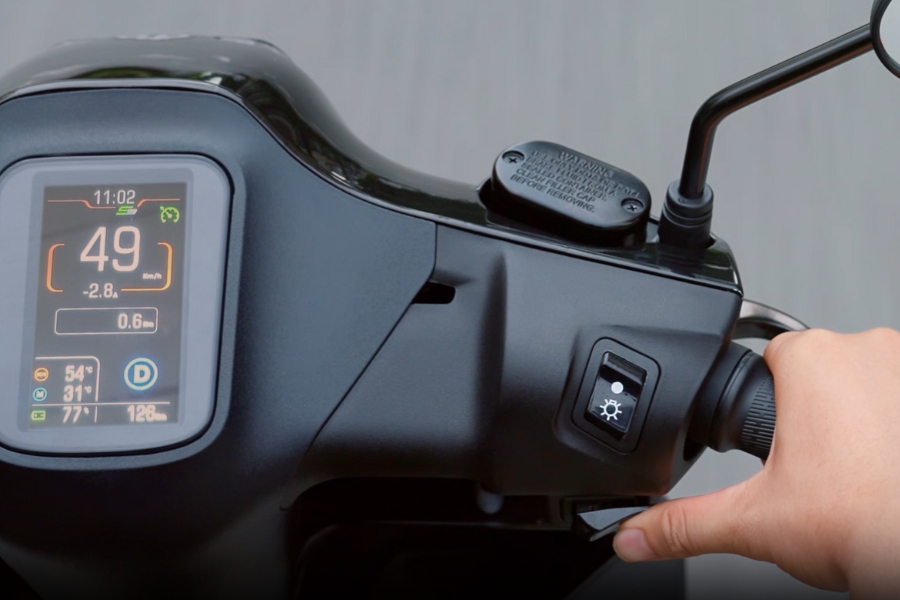 Nhấn giữ nút đa chức năng trong 1 giây khi xe đang chạy trên 15km/h và bóp phanh để tắt